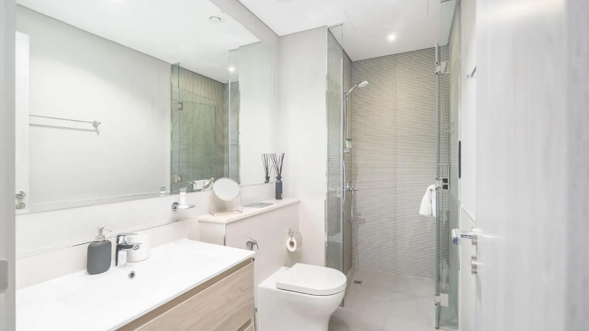 Excellent 1 Bedroom In Zada Tower With Balcony دبي